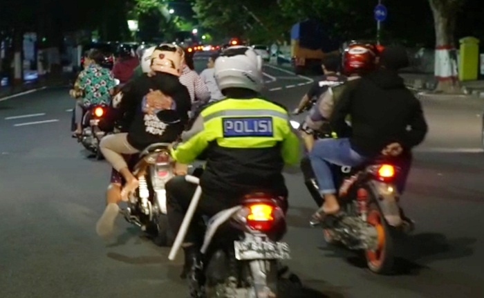 Petugas saat menggiring para pemuda ke Kantor Polres Blitar Kota.