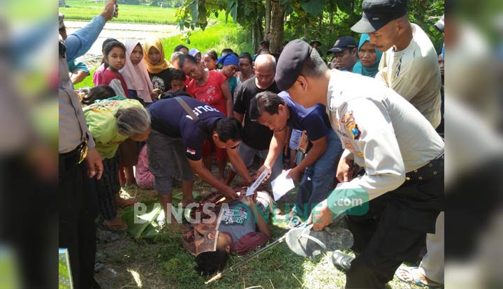 Petugas melakukan identifikasi terhadap mayat korban. foto: ZAINAL ABIDIN/ BANGSAONLINE