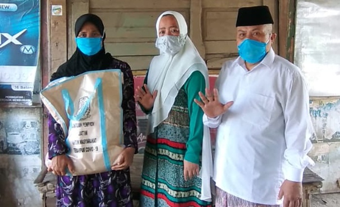 Ning Mila didampingi KH Abdul Halim Djasim Anggota F-NasDem menyerahkan paket sembako kepada warga dhuafa.