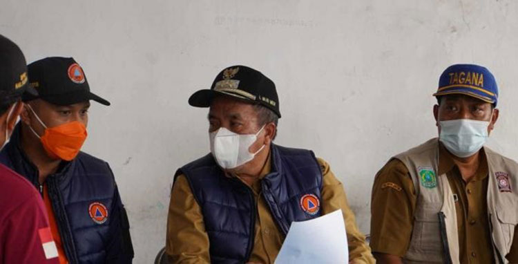 Wakil Bupati Pasuruan, Abdul Mujib Imron, bersama perwakilan dari BPBD dan Dinsos saat menyalurkan bantuan pada warga terdampak banjir.