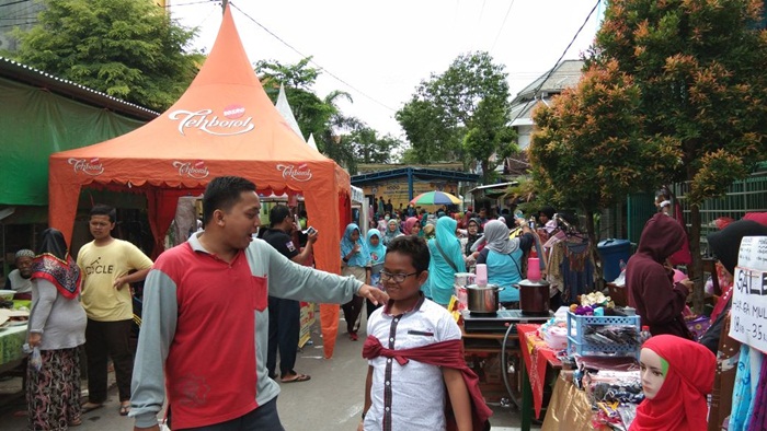 Acara jalan sehat tambah meriah dengan adanya bazar yang diikuti sebanyak 30 stand pedagang yang menjual makanan, minuman mainan hingga pakaian. Foto: Yudi A/BANGSAONLINE