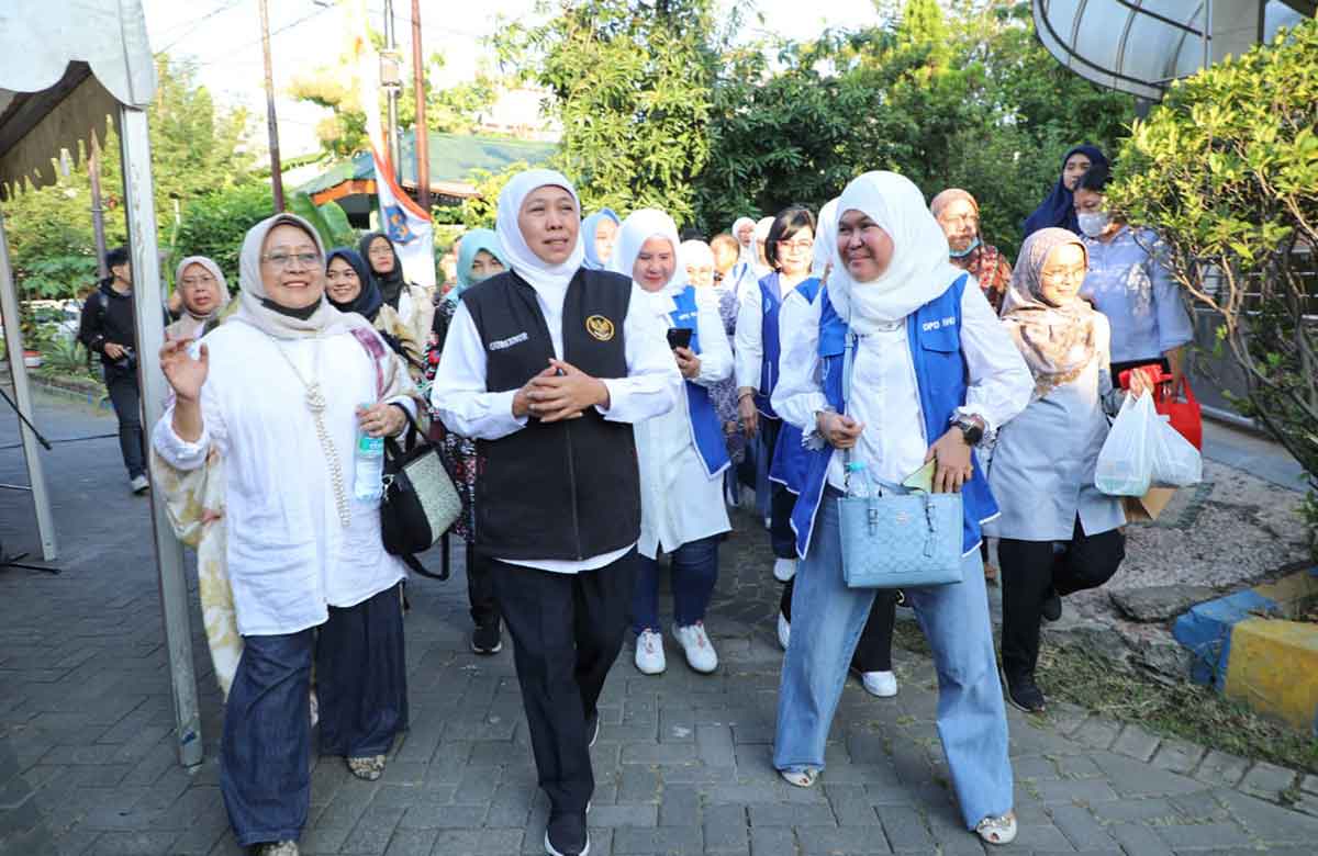 Gubernur Jawa Timur, Khofifah Indar Parawansa, saat hendak meresmikan Kampoeng Mandiri di Kedung Baruk, Surabaya.