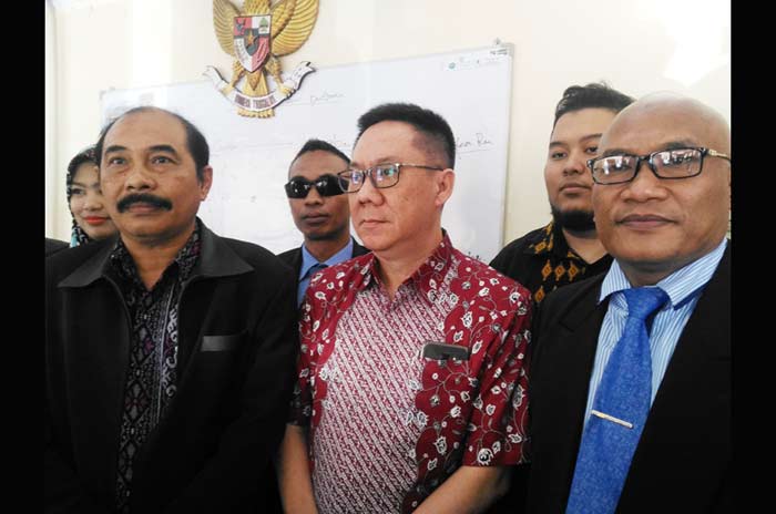 Gunadi Handoko (tengah), didampingi dua kuasa hukumnya Muji Laksono dan Susianto saat wawancara dengan awak media di PN Malang, Selasa (27/2). Foto: Iwan Irawan/BANGSAONLINE