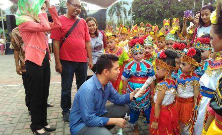 Bupati Trenggalek Emil Dardak dan Arumi Bachsin menyapa penari cilik saat event yang digelar STKSI, di alun-alun Kota Trenggalek, kemarin (30/4). foto: herman/ BANGSAONLINE
