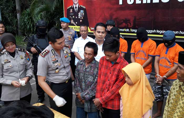 Kapolres AKBP Wahyu Sri Bintoro bersama para korban saat mengekspos para tersangka. foto: SYUHUD/ BANGSAONLINE