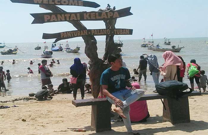 Pengunjung wisata Pantai Kelapa meningkat sejak penambahan fasilitas-fasilitas baru.