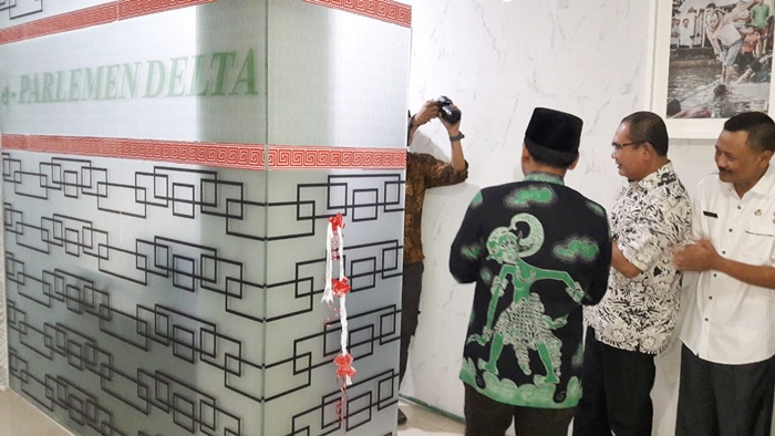 TEROBOSAN: Ketua DPRD H Sullamul Hadi Nurmawan (berbaju batik) meresmikan aplikasi e-Parlemen Delta, Jumat (20/7). Foto: MUSTAIN/BANGSAONLINE
