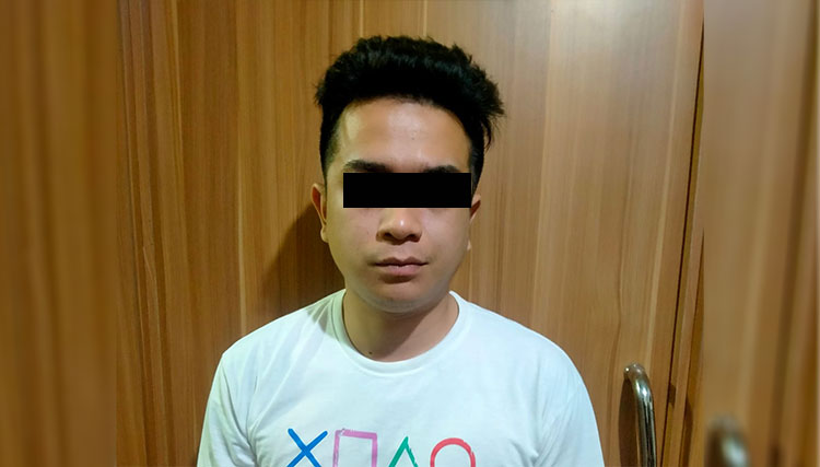 ADS, Penjual chip Higgs Domino Island di Jalan Mojopahit, Tuban saat ditangkap petugas kepolisian.