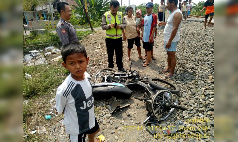 Kondisi motor korban usai disambar kereta api.