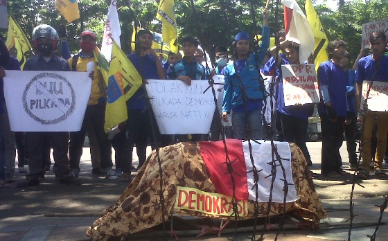 KERANDA - Puluhan aliansi komisariat PMII yang melakukan aksi di depan DPRD Sidoarjo seraya membawa replica keranda, Kamis (18/9/2014). Foto : nanang ichwan/BangsaOnline