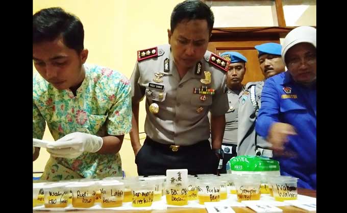 Kapolres Tuban saat melihat hasil tes urine anggotanya.