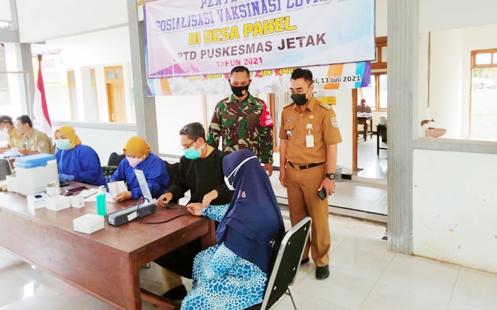 Demi Herd Immunity, Petugas di Tuban Rela Door to Door Jemput Warga untuk Divaksin