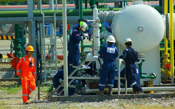 Para pekerja tampak sedang sibuk memperbaiki alat di dalam lokasi Pad A JOB P-PEJ. Foto: eky nurhadi/BANGSAONLINE