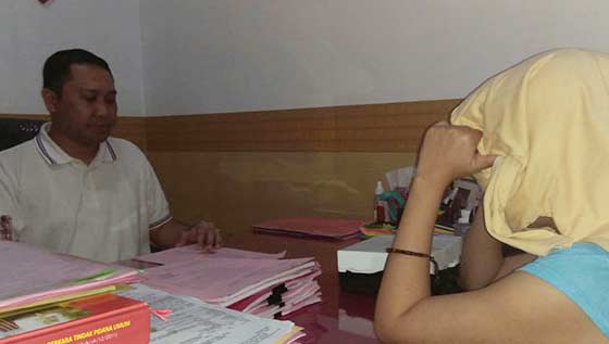 Putri Pratiwi Vinata alias Putri Goyang Kayang, saat dimintai keterangan di kejaksaan. foto: jatimtimes