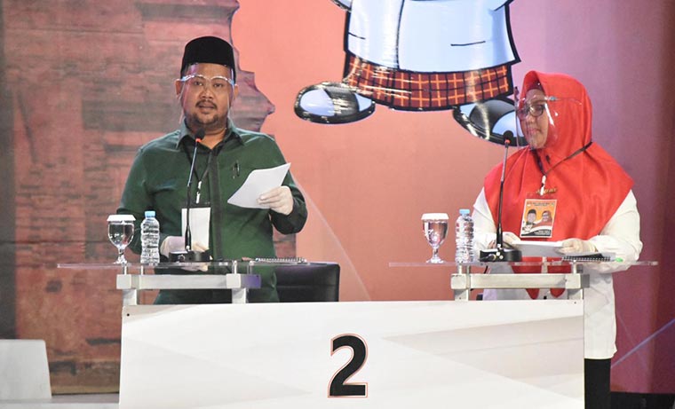 Paslon Gus Yani-Bu Min ketika debat publik pamungkas. foto: ist.