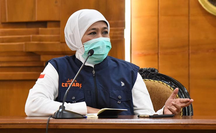 Gubernur Jatim, Khofifah Indar Parawansa memberikan informasi terkait perkembngan penanganan Covid-19 di Jatim di Gedung Negara Grahadi, Surabaya. foto: ist.