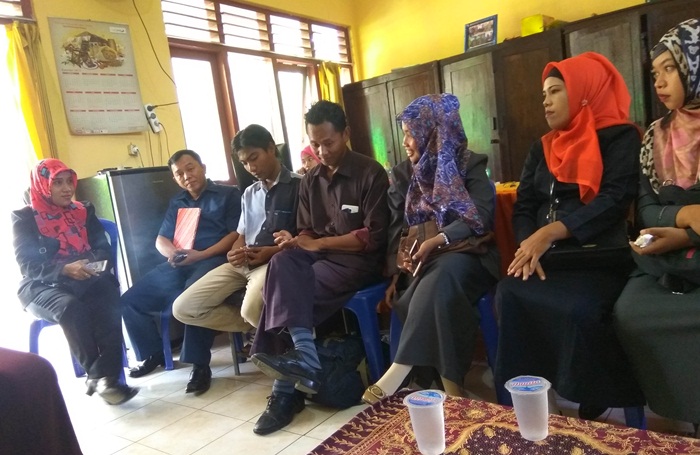 Sejumlah guru saat mogok mengajar dan berada di cabang dinas larangan.?