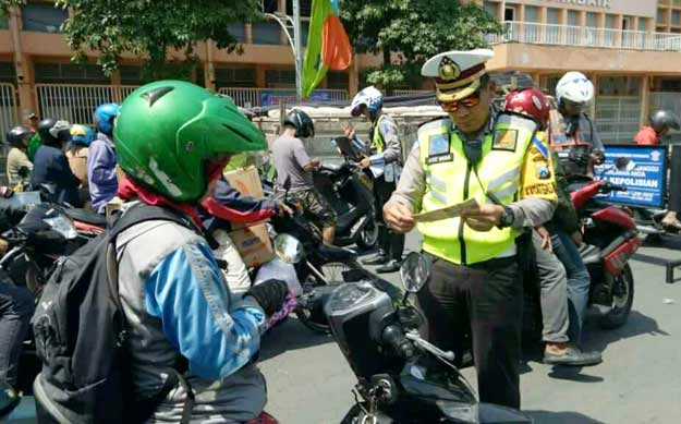 AKBP Ade Wira saat memeriksa kelengkapan pengendara dalam gelar Ops Semeru di depan Stadion Tambaksari.