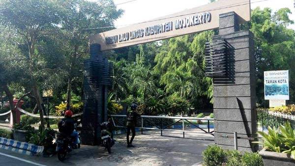 Taman Lalu Lintas Mojosari yang dijadikan tempat zina gratis. foto: gunadhi/ BANGSAONLINE