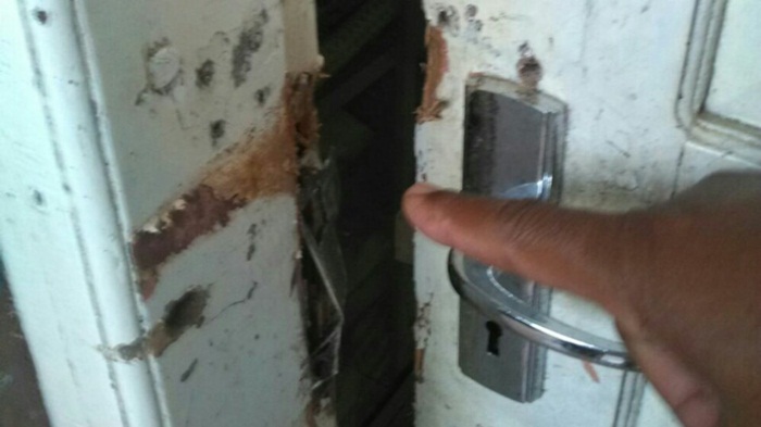 Tampak bagian pengunci pintu yang rusak akibat dicongkel maling