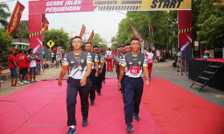 Dengan penuh semangat dan jiwa pantang menyerah, para prajurit (Koarmada) II berjalan seirama dan satu suara menempuh jarak 56 kilometer.