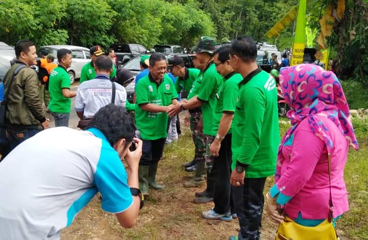 Bupati Indartato saat mengikuti kegiatan pelestarian aliran sungai.