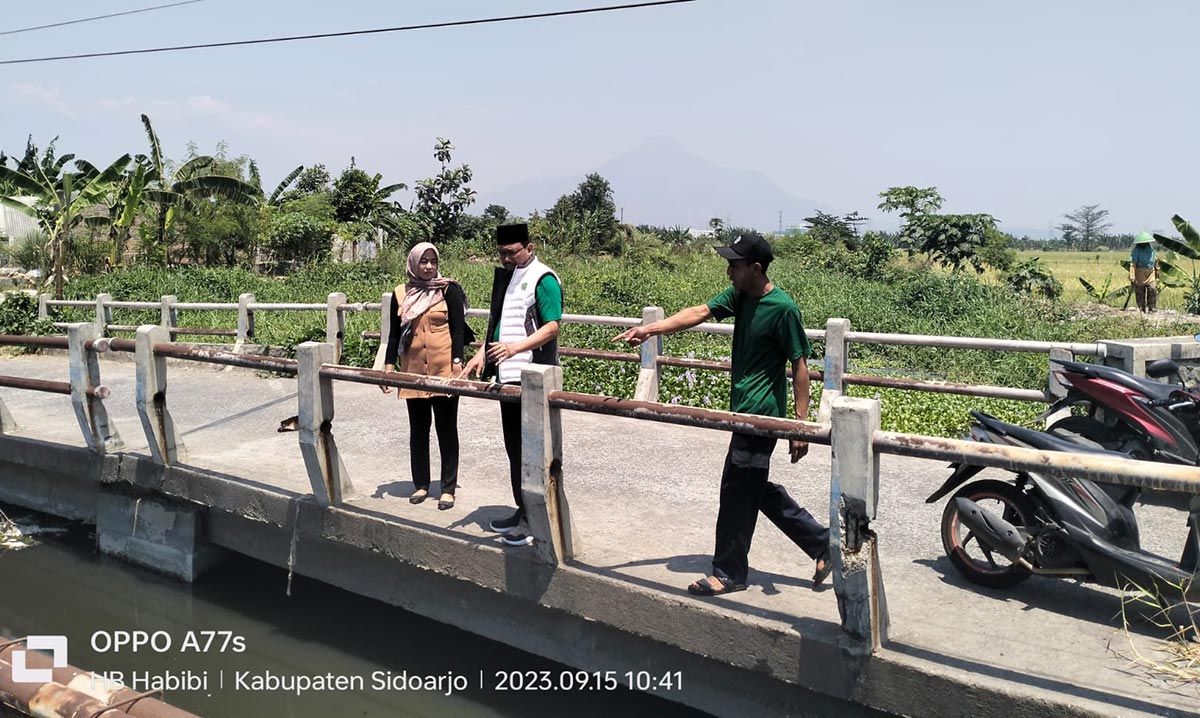 Ketua DPRD Kabupaten Pasuruan H. M. Sudiono Fauzan (tengah) saat meninjau Sungai Wrati yang dikeluhkan mengeluarkan bau busuk.