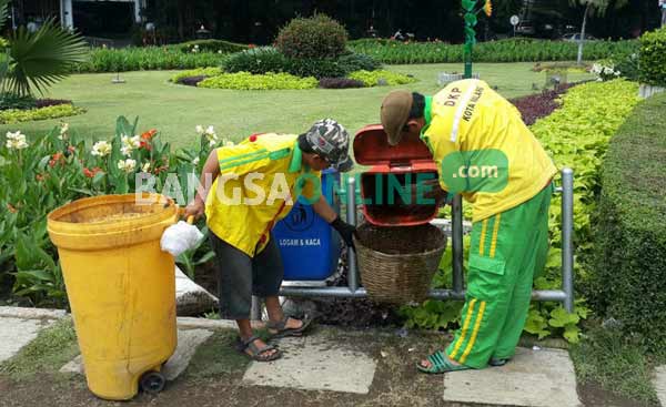 Pasukan kuning saat sibuk membersihkan sampah yang berserakan. foto: iwan