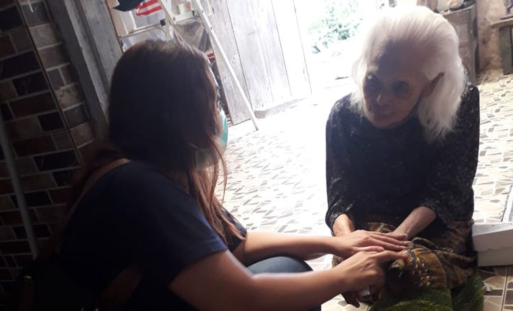 Berikan Sentuhan untuk Nenek Sebatang Kara, RGR Kediri Serahkan Bantuan