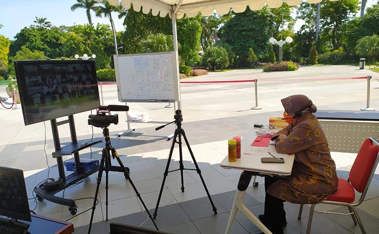 Risma Ajak Semua Pengurus Tempat Ibadah Ketat Terapkan Protokol Kesehatan