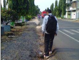 Trotoar Rusak Kerap Makan Korban