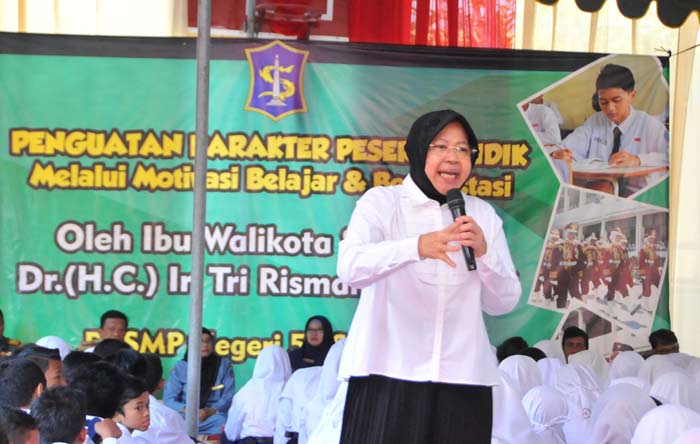 Wali Kota Risma saat memberikan motivasi kepada siswa SMPN 56 Surabaya. foto: ist