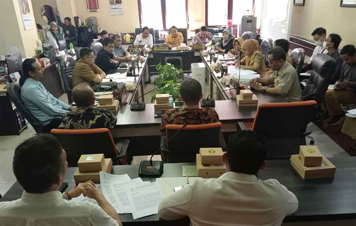 Rapat dengar pendapat yang digelar Komisi A DPRD Surabaya.