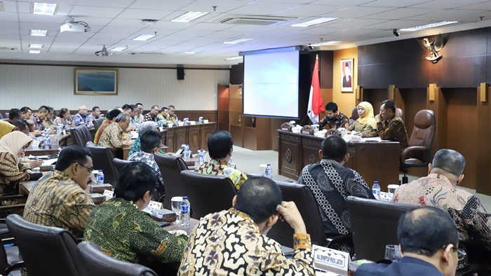 Gubernur Jatim Khofifah Indar Parawansa pimpin rapat dengan seluruh Kepala OPD Pemprov Jatim di ruang rapat Lt. 7, Kantor Gubernur Jatim Jl Pahlawan 110 Surabaya. foto: ist