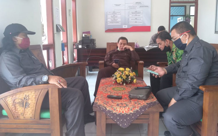 Sejumlah anggota Komisi C DPRD Jember saat berada di ruang tunggu kantor Disperikel.