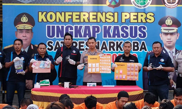 Kapolresta Sidoarjo Kombes Pol Zain Dwi Nugroho menunjukkan barang bukti hasil ungkap kasus selama periode 1-29 Januari 2020.