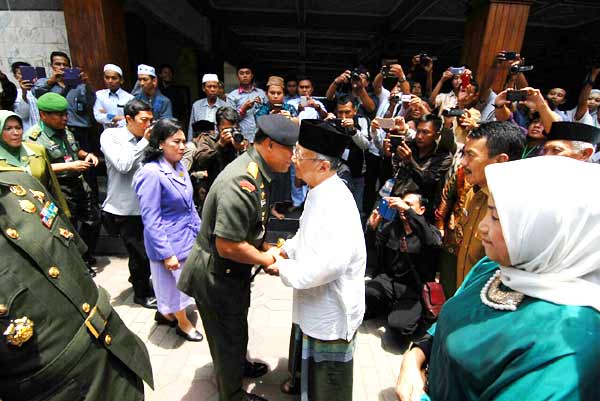 Silaturrahim ke Tebuireng, Panglima TNI Disambut Banjari Santri