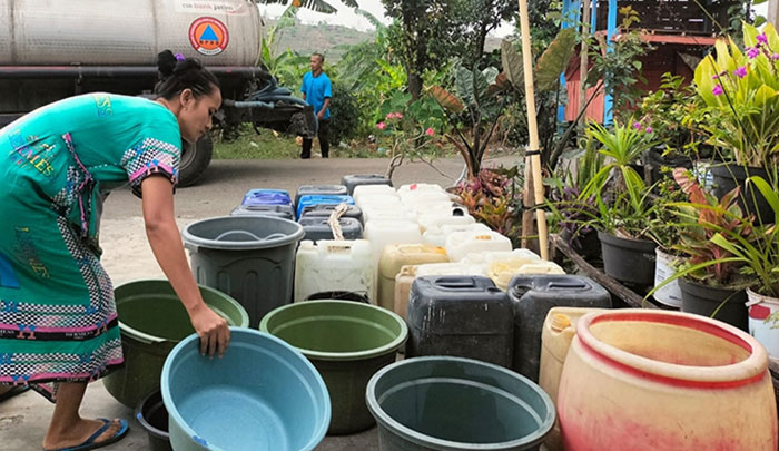 Warga saat mengambil bantuan air bersih dari BPBD Jombang.