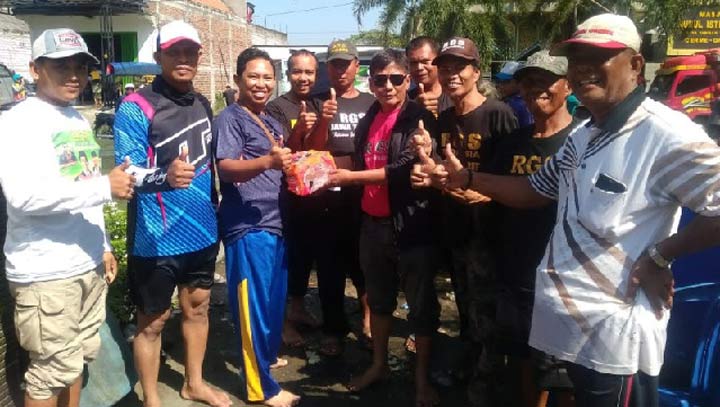 Pendiri RGS Indonesia H. Moh. Khozin Ma'sum bersama relawan saat baksos di Desa Tambak Beras Cerme. foto: SYUHUD/ BANGSAONLINE