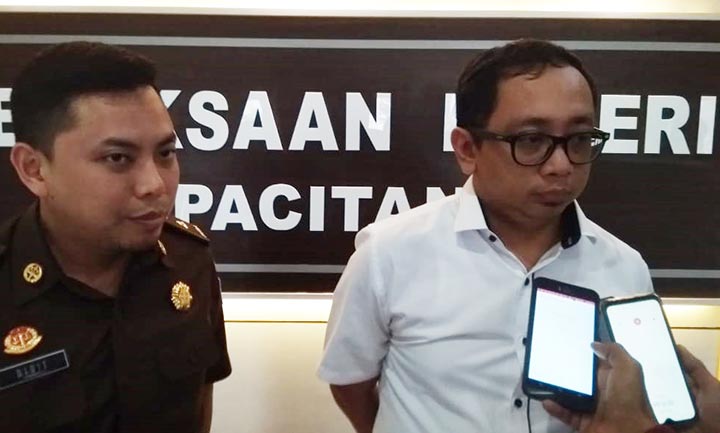 Kasie Pidsus Kejari Pacitan, Didit Agung Nugroho saat memberikan keterangan terkait korupsi proyek parkir Pantai Klayar, Senin (9/3/2020).