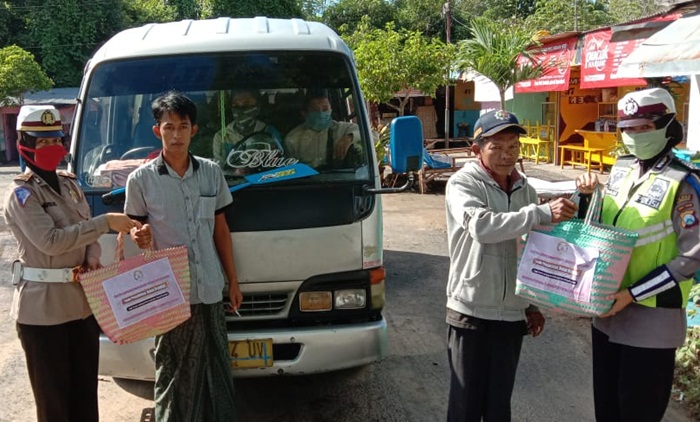 Polwan Polres Pamekasan, Madura saat membagikan sembako gratis kepada sopir angkutan umum dan tukang becak.