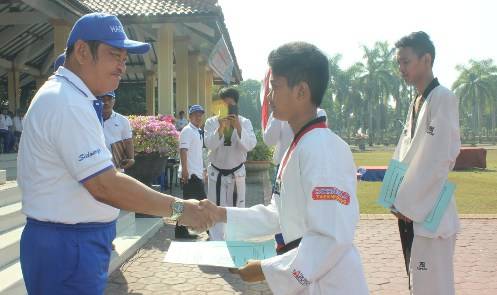 Raih Medali Emas, Dua Atlet Taekwondo Sidoarjo Terima Penghargaan 