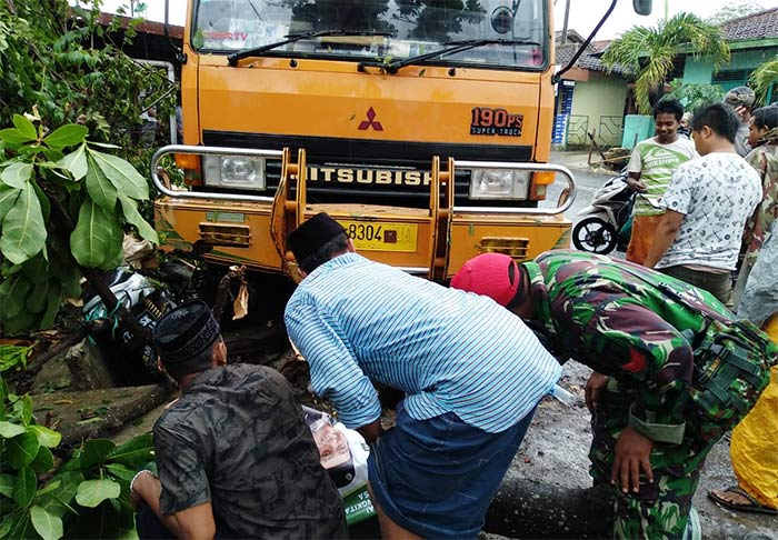 Diduga Rem Blong, Truk Fuso Bermuatan Pupuk Libas 7 Sepeda Motor di Pamekasan