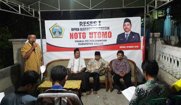 TAMPUNG ASPIRASI: Anggota Komisi D, Noto Utomo saat jalani reses. foto: syuhud/ BANGSAONLINE