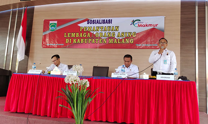 Petugas Kantor Imigrasi Malang saat mengisi FGD di Pendopo Kecamatan Wagir.