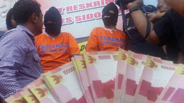 Dua tersangka saat diamankan di Mapolres Sidoarjo. foto: catur 'gogon' andy/ BANGSAONLINE