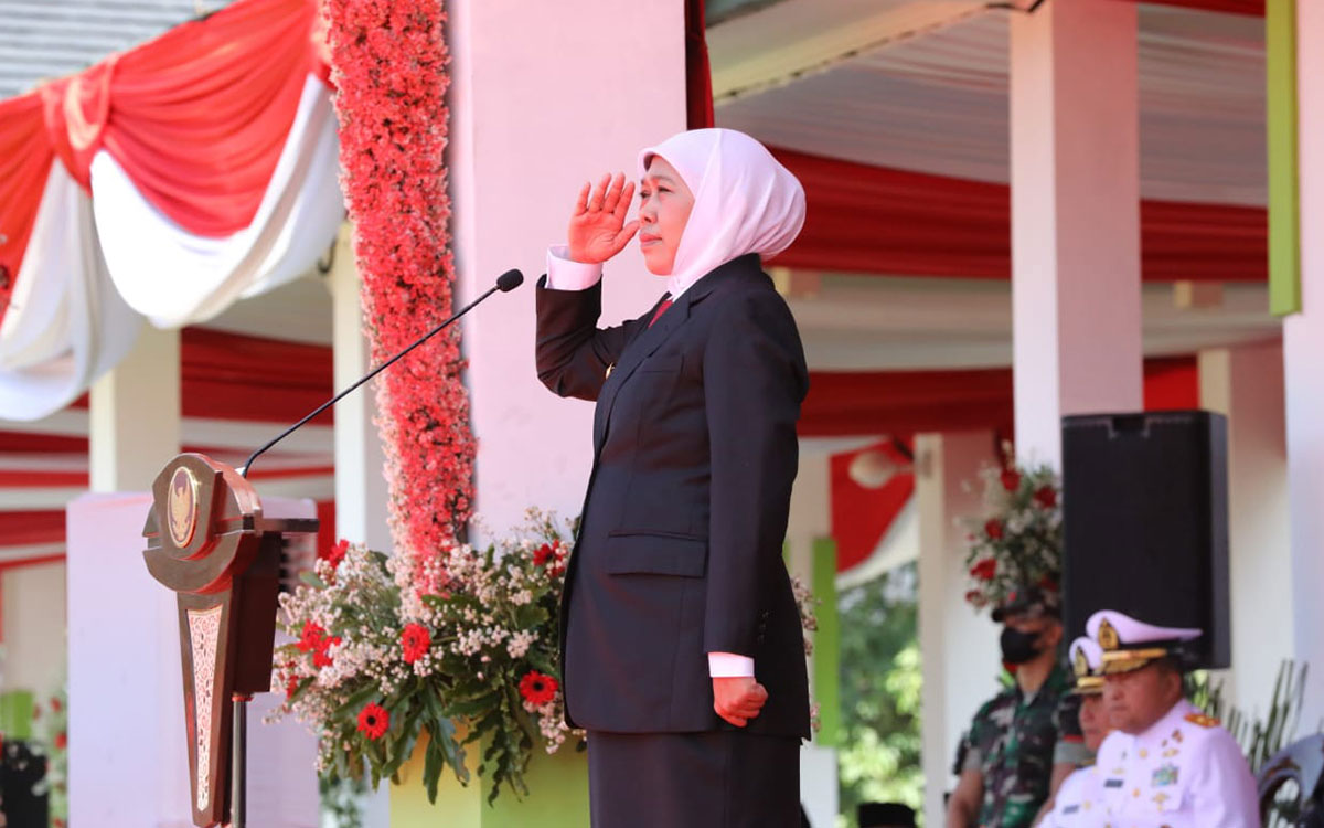 Gubernur Jatim Khofifah saat memimpin upacara Peringatan Hari Sumpah Pemuda ke-94 Tahun 2022 di Alun-Alun Kabupaten Madiun, Jum'at (28/10/2022).