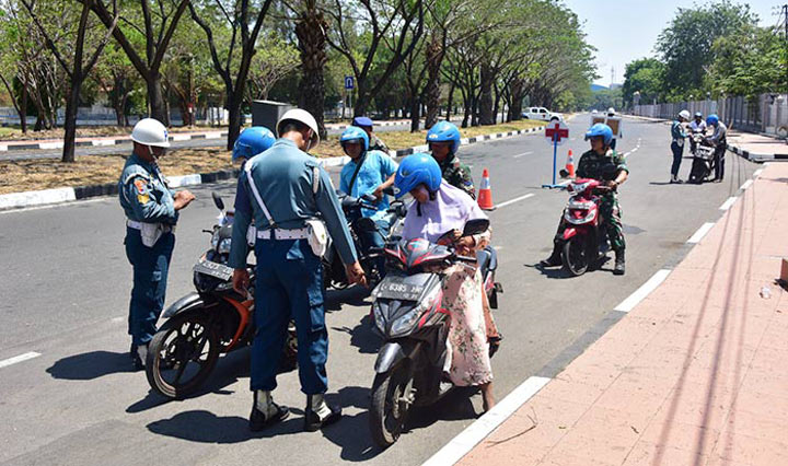 Para Petugas POM Koarmada II sedang melakukan pemeriksaan.