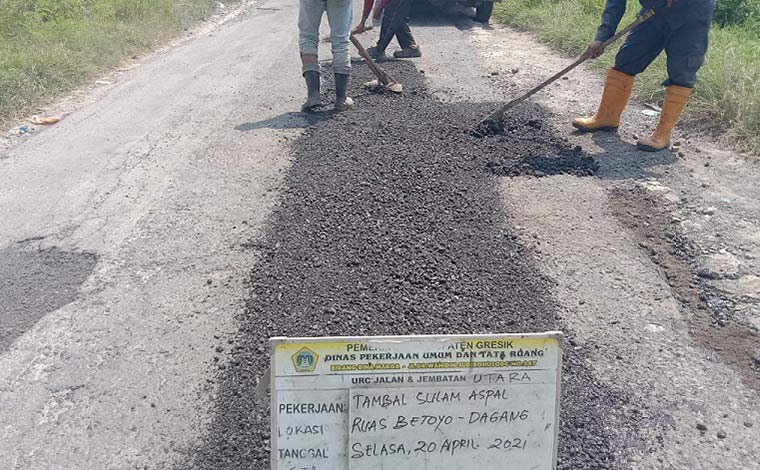 URC Bima DPUTR Gresik Perbaiki Kerusakan Jalan Betoyo-Tanggulrejo Manyar