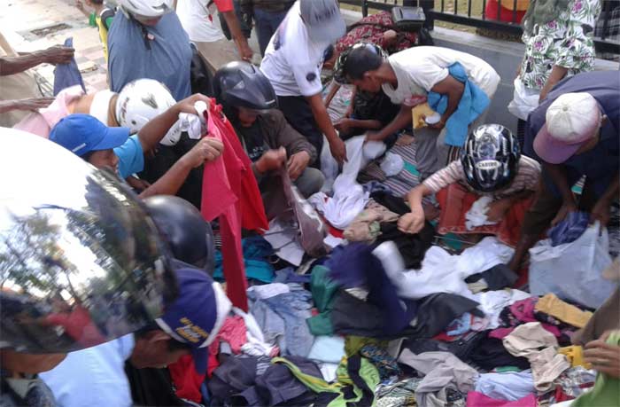 Forum Wartawan Pamekasan Gelar Bazar Baju Gratis Bagi Kaum Duafa